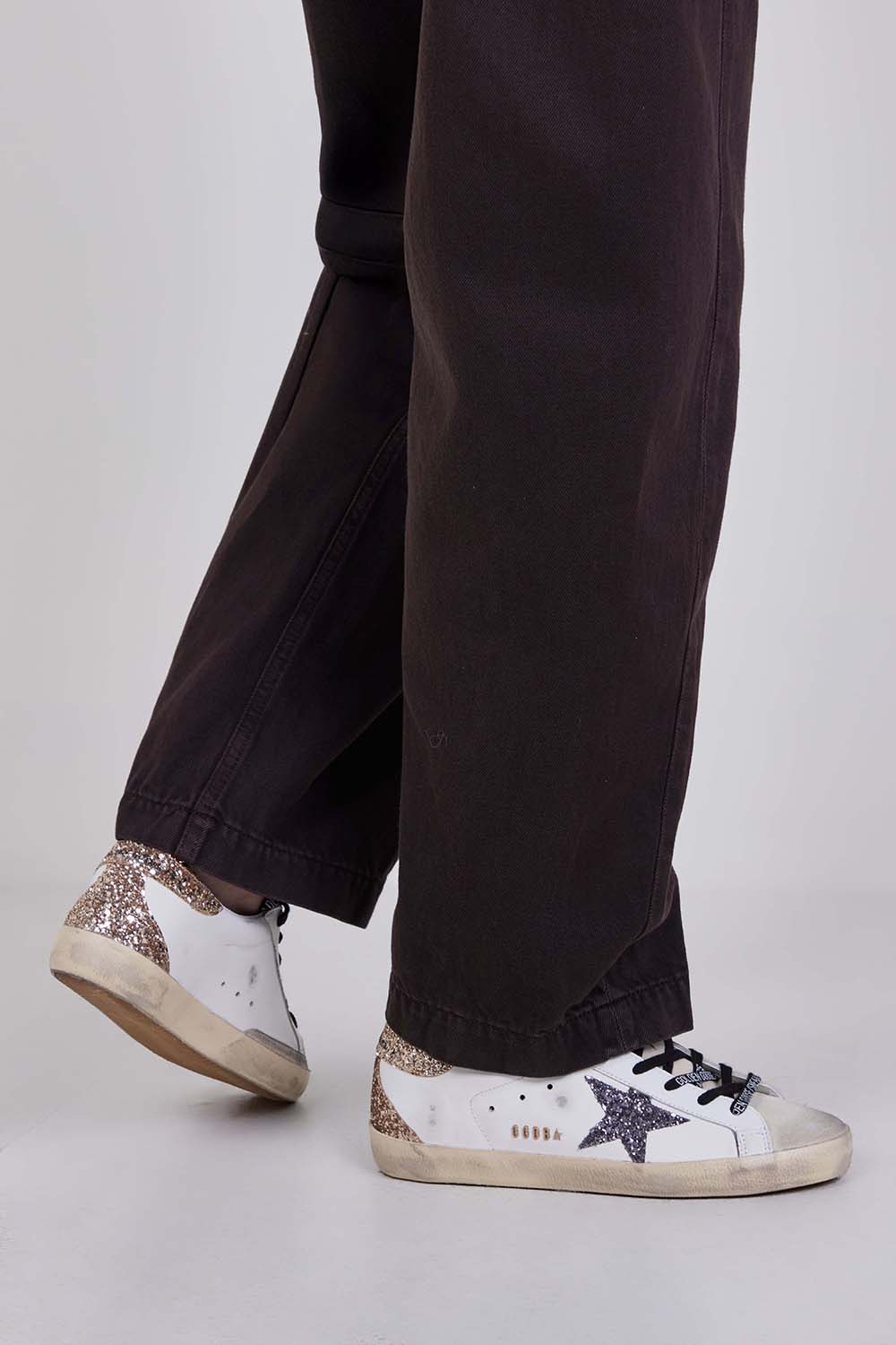 תמונת כל הלוק של נעלי סניקרס בולסטאר